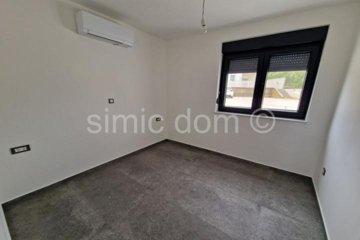 Apartman s vrtom i pogledom na more, Murter