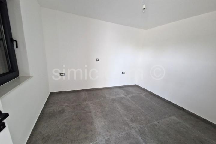 Apartman s vrtom i pogledom na more, Murter