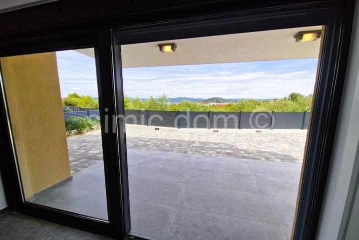 Apartman s vrtom i pogledom na more, Murter