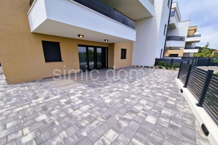 Apartman s vrtom i pogledom na more, Murter