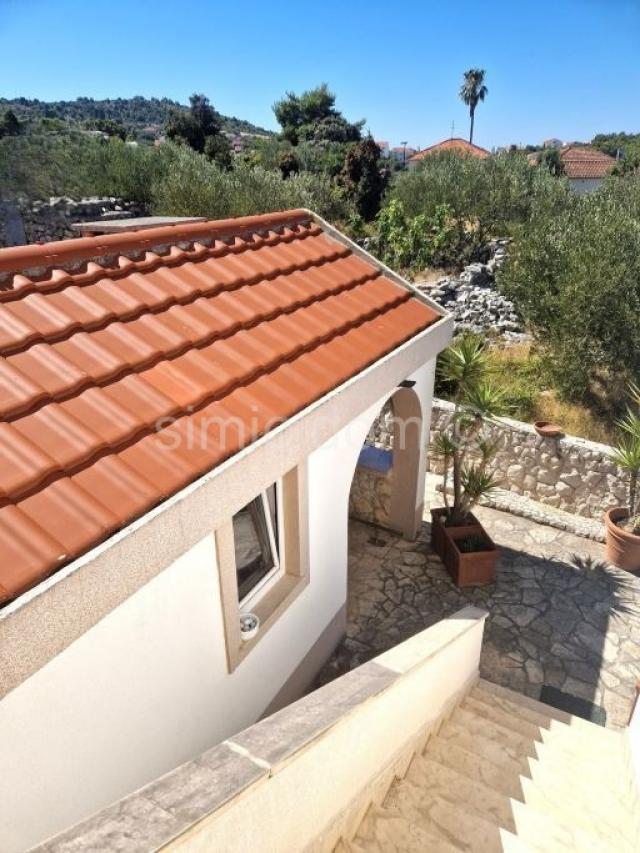 Samostojeća kuća s vrtom 70m od plaže, Rogoznica