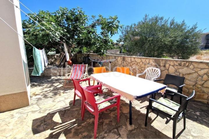 Samostojeća kuća s vrtom 70m od plaže, Rogoznica