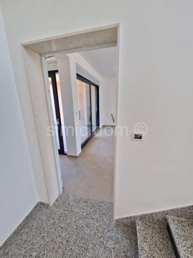 Novi apartman s vrtom nadomak Primoštena