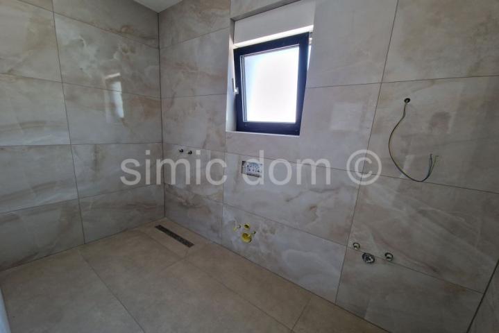 Novi apartman s vrtom nadomak Primoštena