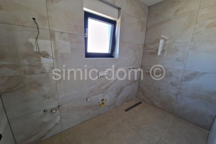 Novi apartman s vrtom nadomak Primoštena