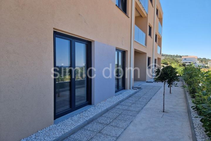 Novi apartman s vrtom nadomak Primoštena