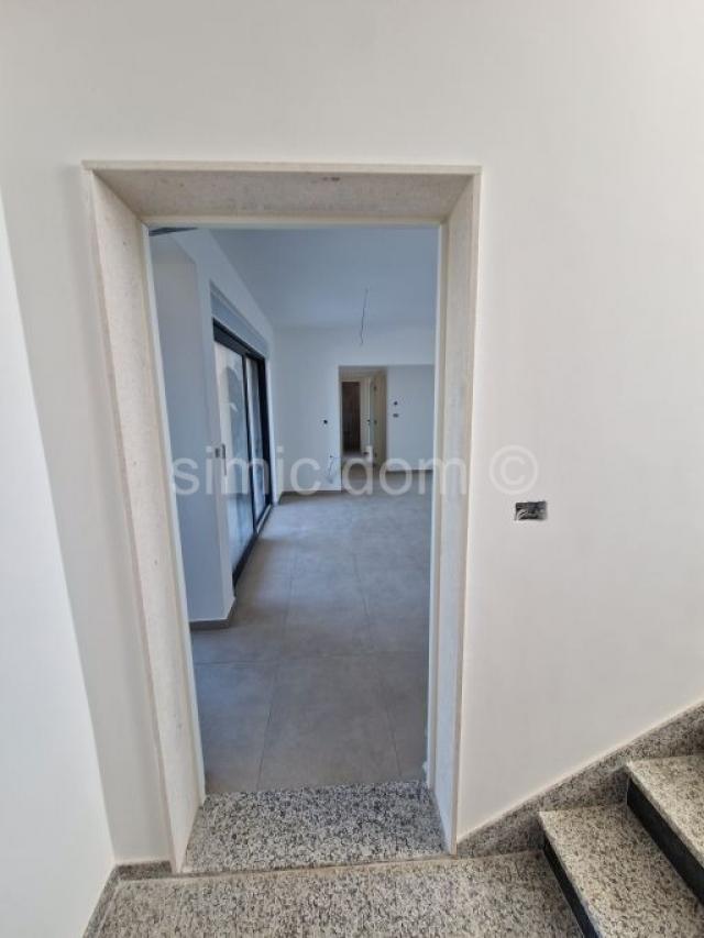 Novi apartman s vrtom nadomak Primoštena