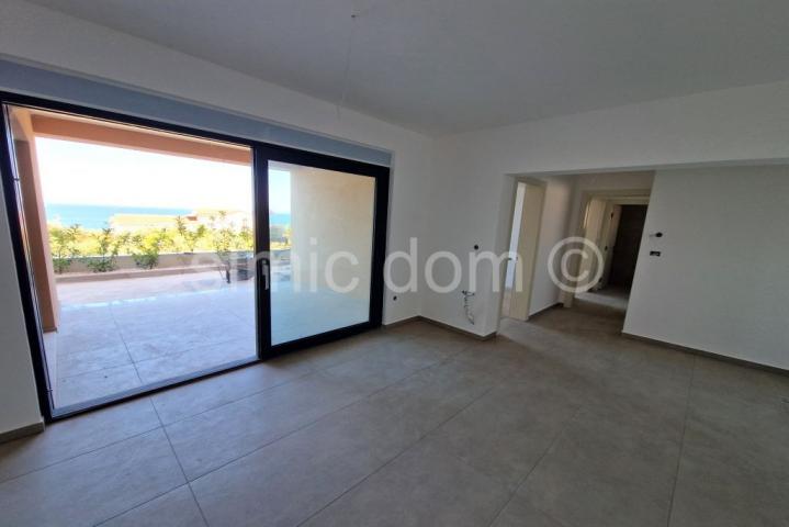 Novi apartman s vrtom nadomak Primoštena