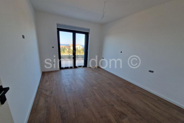Novi apartman s vrtom nadomak Primoštena