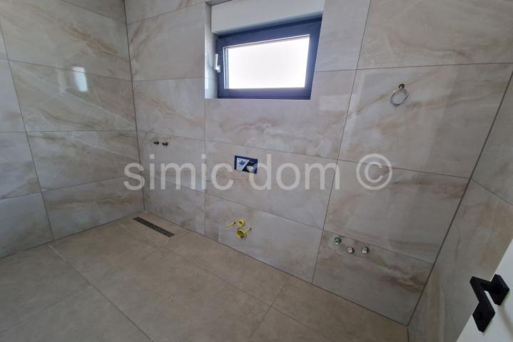 Novi apartman s vrtom nadomak Primoštena