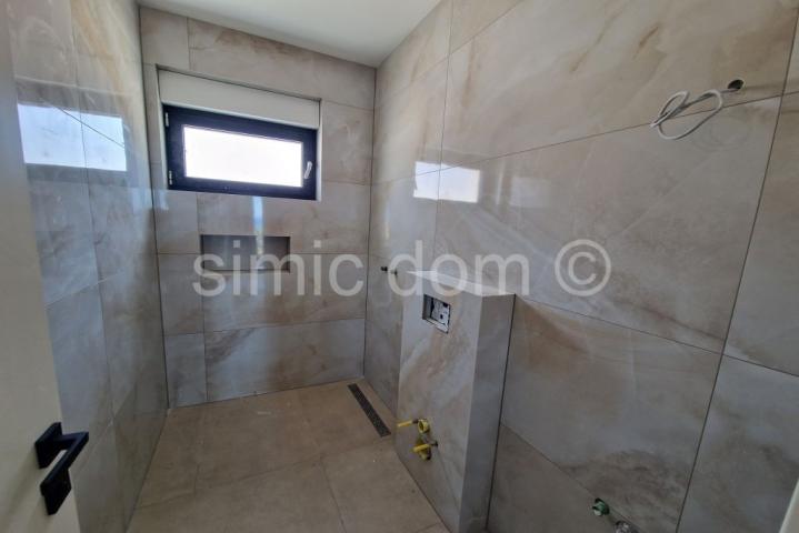 Novi apartman s vrtom nadomak Primoštena