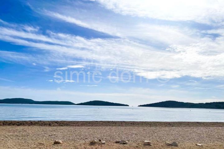 Dvosobni apartman 70m od plaže, Srima