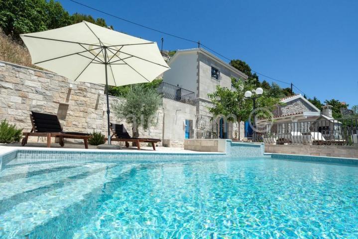Kamena kuća s otvorenim pogledom, Omiš