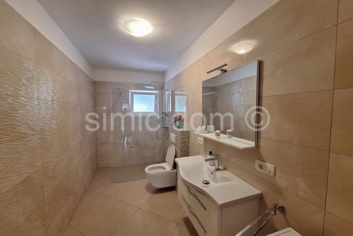 Apartmanska kuća 110m od mora, Duće