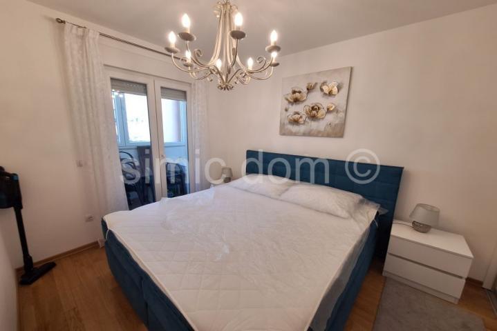 Stan s privatnim bazenom u centru, Makarska