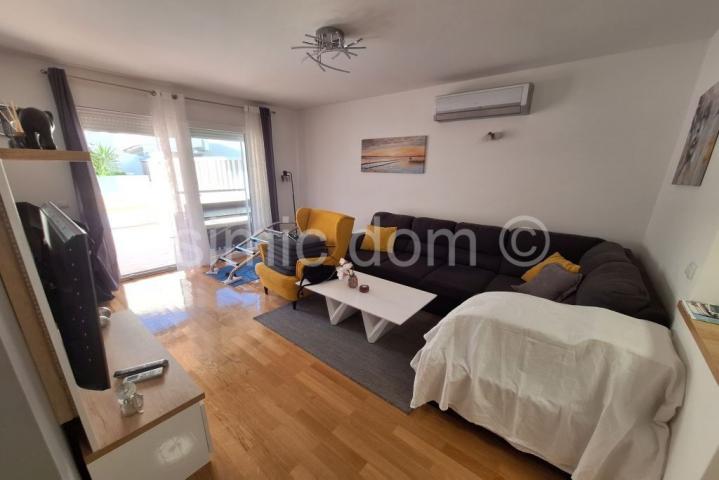 Stan s privatnim bazenom u centru, Makarska