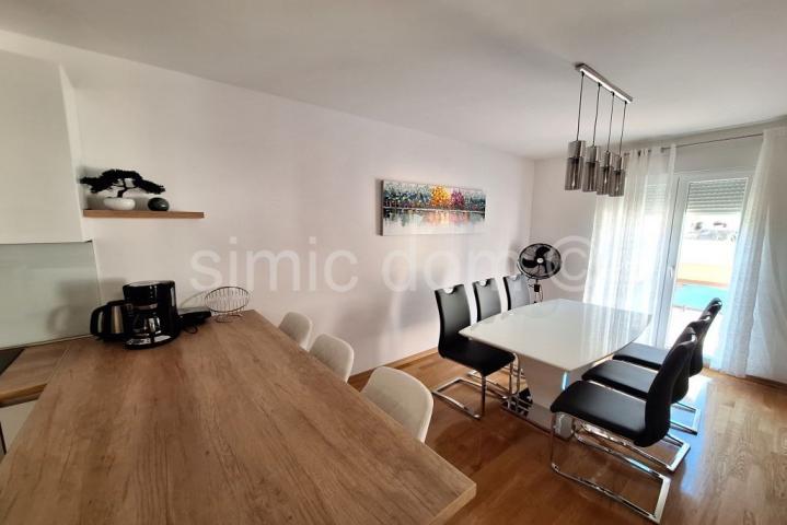 Stan s privatnim bazenom u centru, Makarska