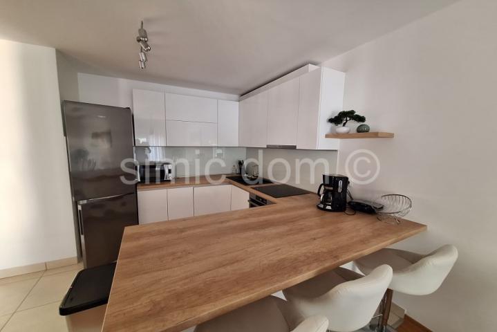 Stan s privatnim bazenom u centru, Makarska