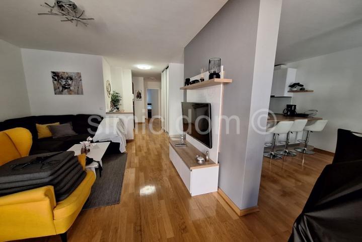 Stan s privatnim bazenom u centru, Makarska
