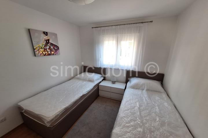 Stan s privatnim bazenom u centru, Makarska
