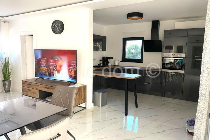 Namješten apartman u prizemlju 50m od plaže, Srima