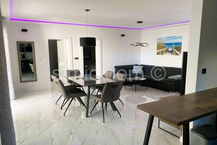 Namješten apartman u prizemlju 50m od plaže, Srima