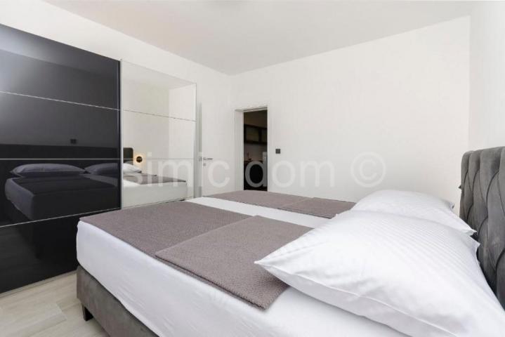 Namješten apartman u prizemlju 50m od plaže, Srima