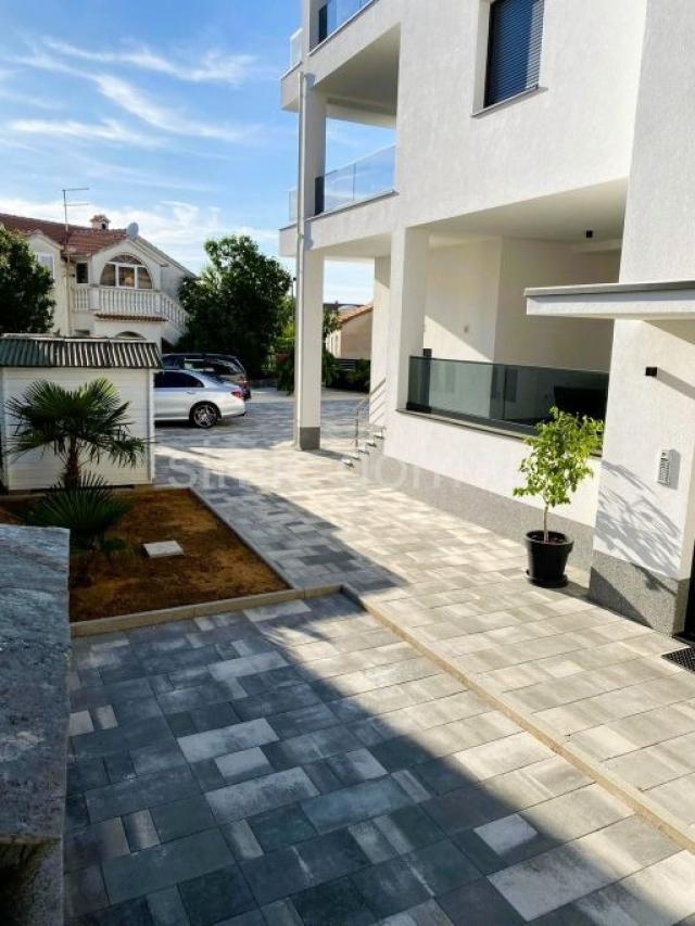 Namješten apartman u prizemlju 50m od plaže, Srima