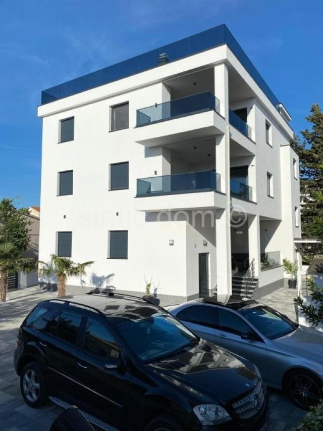 Trosoban apartman 50m od plaže, Srima