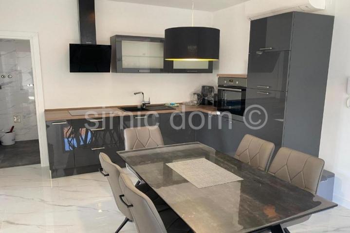 Trosoban apartman 50m od plaže, Srima