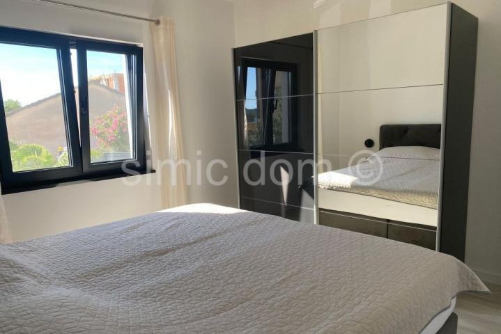 Trosoban apartman 50m od plaže, Srima