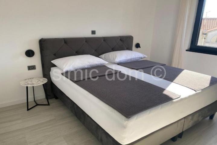 Trosoban apartman 50m od plaže, Srima