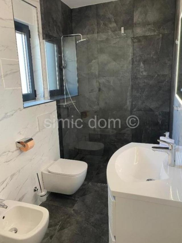 Trosoban apartman 50m od plaže, Srima