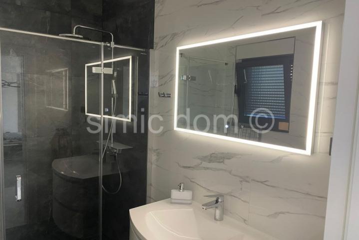 Trosoban apartman 50m od plaže, Srima