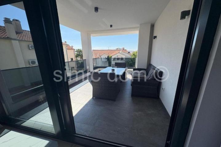Trosoban apartman 50m od plaže, Srima