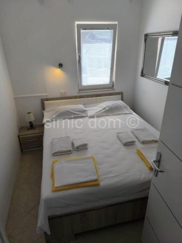 Namješten stan ispod magistrale, Makarska