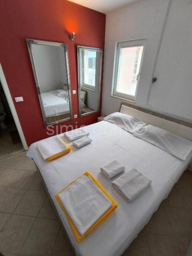 Namješten stan ispod magistrale, Makarska