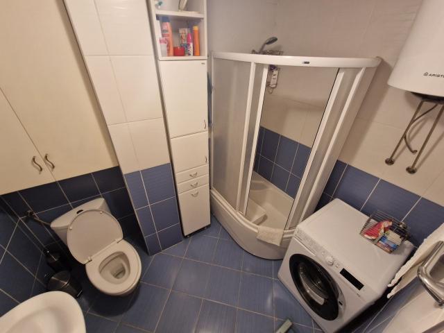 Dvosoban namesten stan sa pogledom na more u centru Budve (na duzi period, dostupan od 01.09.2026)