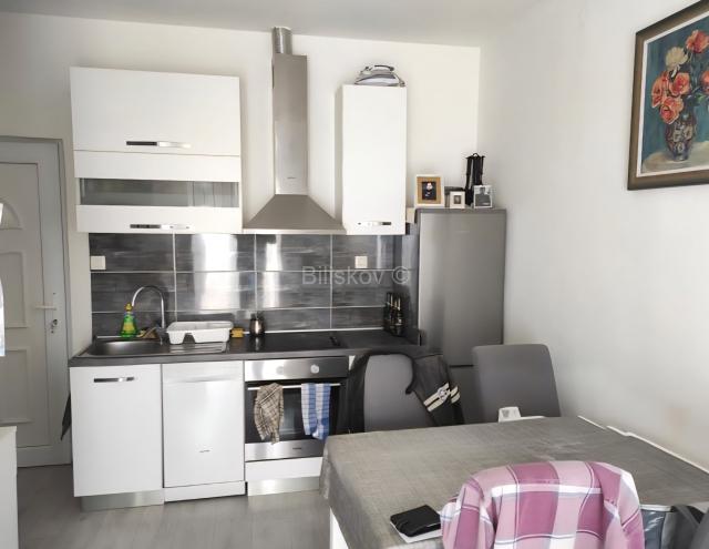 Dugi Rat, stan 30,50 m2 1. kat, pogled na more
