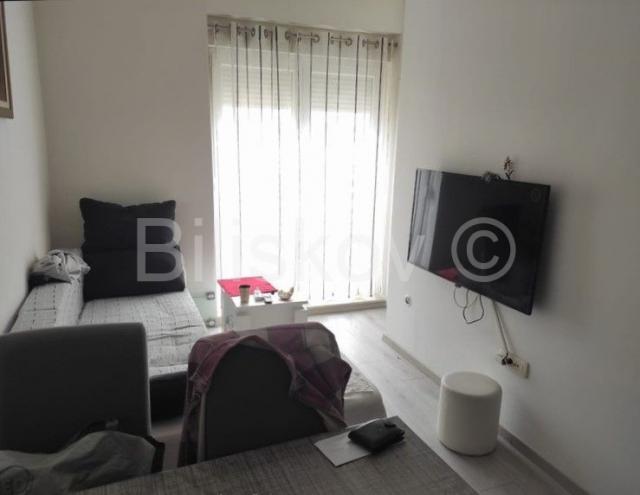 Dugi Rat, stan 30,50 m2 1. kat, pogled na more