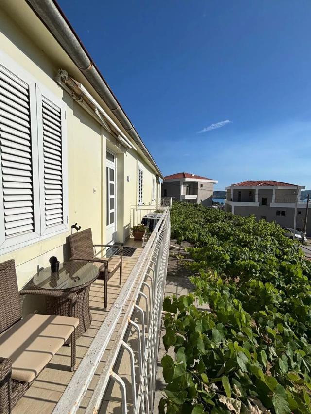 Izdavanje dvosobnog stana 65m2 u vili sa parkingom – Tivat (NA DUZI PERIOD)