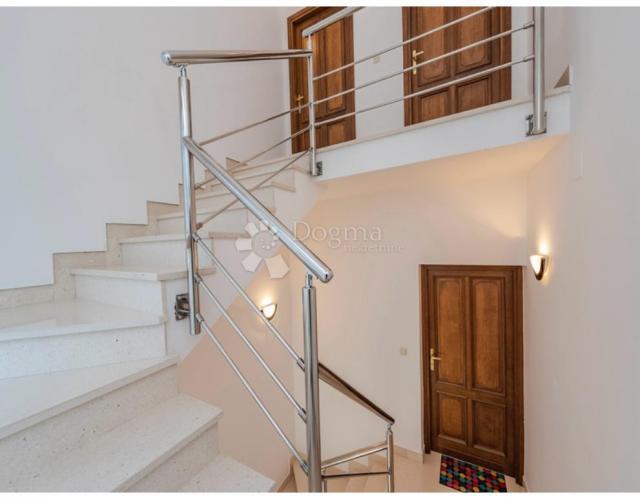 Villa s bazenom u Privlaci