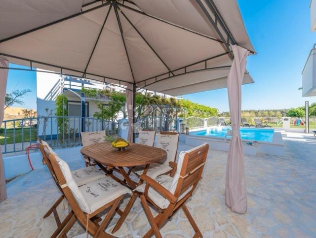 Villa s bazenom u Privlaci