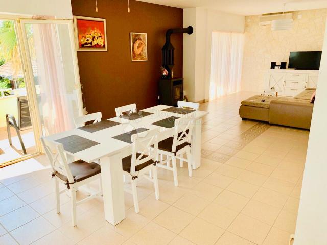 Villa s bazenom u Privlaci
