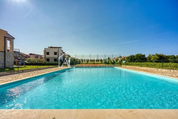 Poreč, okolica - šarmantni dvosobni stan s korištenjem bazena i tenis terena