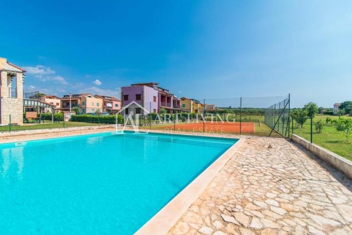 Poreč, okolica - šarmantni dvosobni stan s korištenjem bazena i tenis terena
