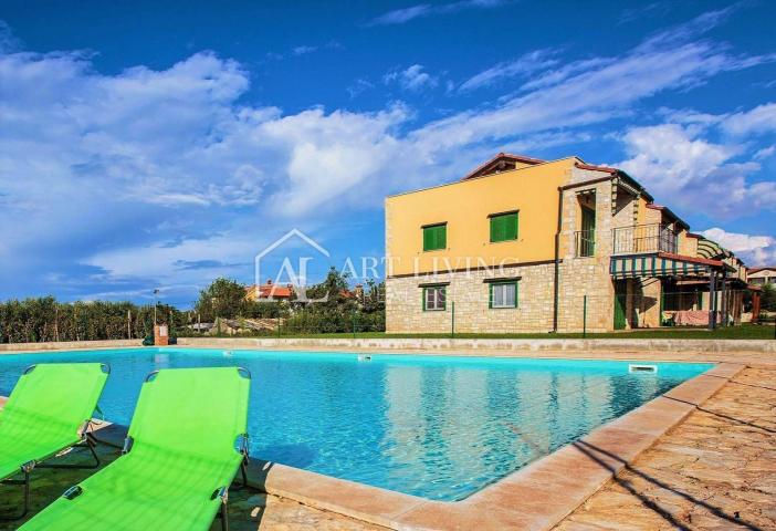 Poreč, okolica - šarmantni dvosobni stan s korištenjem bazena i tenis terena