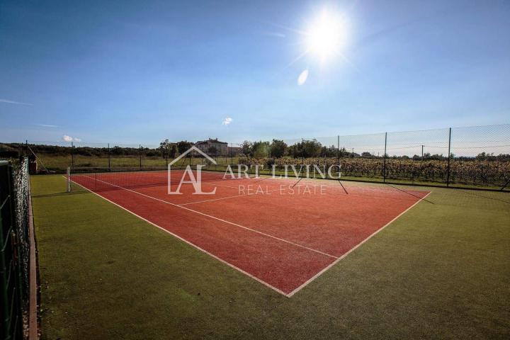 Poreč, okolica - šarmantni dvosobni stan s korištenjem bazena i tenis terena