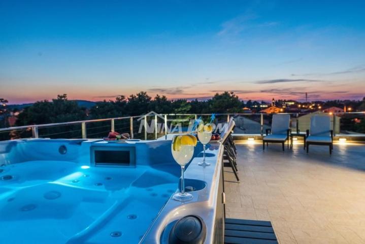Villa u centru Vira luksuzno opremljena s bazenom i  krovnom, terasom