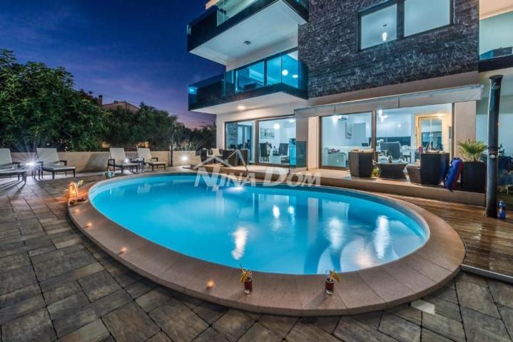 Villa u centru Vira luksuzno opremljena s bazenom i  krovnom, terasom